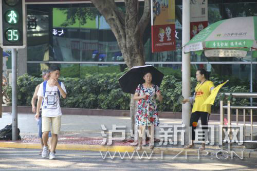 絕大多數(shù)市民都做到了自覺禮讓斑馬線，不橫穿馬路，不翻越欄桿，做到車讓人、人讓車2.JPG