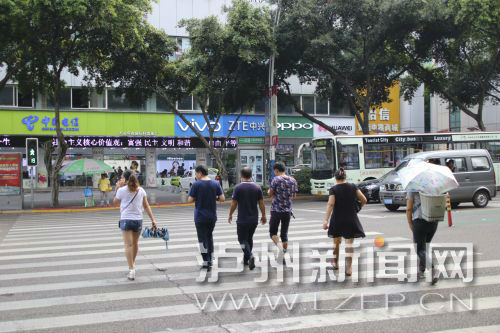 絕大多數(shù)市民都做到了自覺禮讓斑馬線，不橫穿馬路，不翻越欄桿，做到車讓人、人讓車