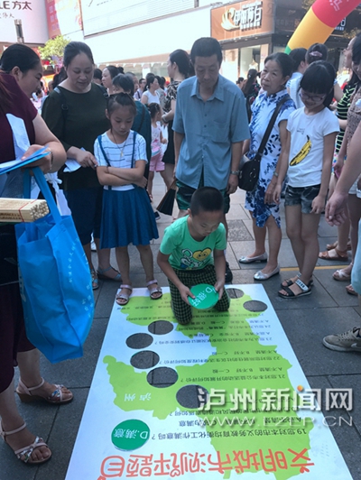 市民在宣傳點參加創(chuàng)文趣味游戲。 記者 朱虹 攝